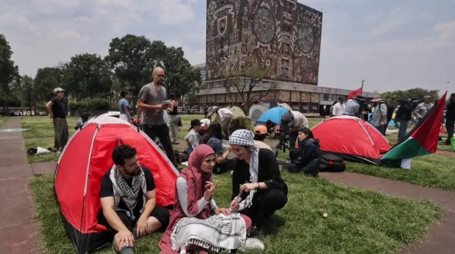 Estudiantes instalan campamento de apoyo a Palestina en la UNAM